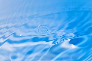 superficie del modello della spruzzata della linea dell'onda dell'acqua blu e acqua trasparente sul blu. foto