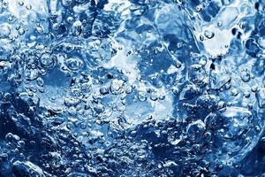 spruzzi d'acqua blu trasparente realistica bella acqua pulita blu su bianco.