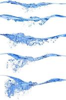 spruzzi d'acqua blu trasparente realistica bella acqua pulita blu su bianco. foto