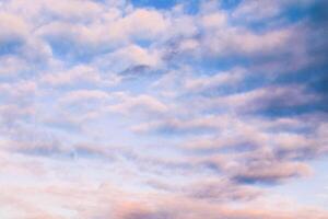 bel tramonto cielo blu nuvola colorato crepuscolo cielo sulla spiaggia foto