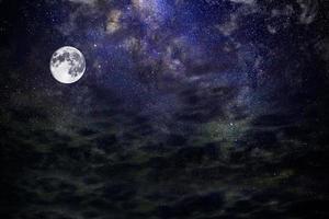 panorama notturno della galassia drammatico blu chiaro dallo spazio dell'universo lunare sul cielo notturno foto
