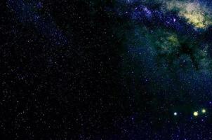 panorama notturno della galassia drammatica blu verdastro dallo spazio dell'universo lunare sul cielo notturno foto