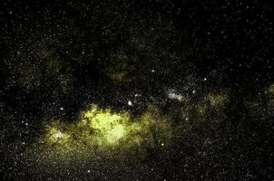panorama notturno della galassia drammatico giallo chiaro dallo spazio dell'universo lunare sul cielo notturno foto