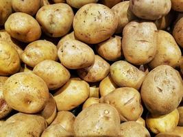 tante patate in un cestino foto