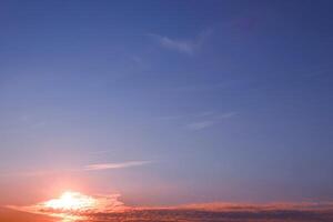 arancione e blu bellissimo cielo al tramonto nuvola colorato crepuscolo cielo sulla spiaggia foto