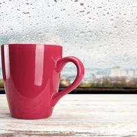 tazze per l'atmosfera del caffè e composizione accogliente di tazze rosse schiumose sul tavolo bianco. foto
