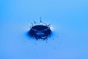 spruzzata di goccia d'acqua trasparente blu con bolla realistica con il blu. foto