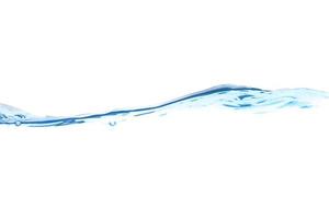 superficie dell'onda di acqua trasparente blu chiaro con bolla di spruzzi sul bianco dell'acqua. foto