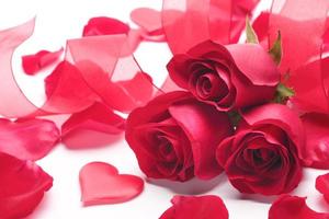 rosso chiaro bellissimo fiore d'amore rose e cuori rossi e fiori lilla freschi su bianco foto