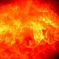 fuoco rosso chiaro e giallo fiamme che bruciano e scintille di fuoco particelle su nero rosso. foto