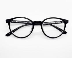 occhiali neri su sfondo bianco. occhiali semplici e classici per uno stile fashion quotidiano. modello di cornice elegante per donna.