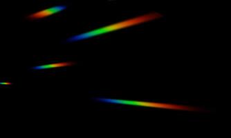 la luce dell'arcobaleno sparsa su uno sfondo nero. il bagliore astratto sfocato per sovrapposizioni o effetti in qualsiasi design creativo. foto