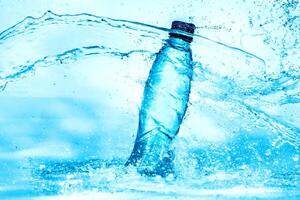 superficie dell'onda di acqua trasparente blu chiaro con bolla di spruzzi d'acqua in bottiglia. foto