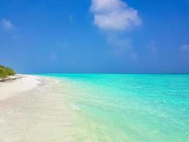 gradiente di colore alle isole del banco di sabbia madivaru finolhu atollo di rasdhoo maldive. foto