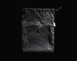 un sacchetto di plastica trasparente isolato su sfondo nero. plastica vuota o vuota per mockup e modello. layout per pubblicità o promozione.