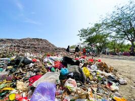 ponorogo, indonesia 2021 - discarica piena di rifiuti domestici. foto