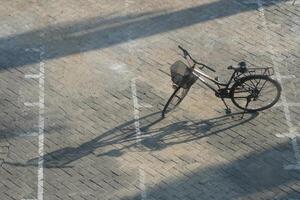 una bicicletta è parcheggiata nel cortile della scuola. una foto presa da quanto sopra.