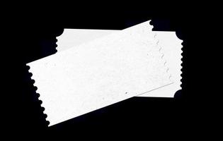 biglietto vuoto bianco con trama del modello di carta per la progettazione di mockup. modulo biglietto isolato in sfondo nero. foto