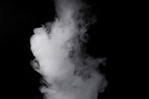 fumo bianco su sfondo nero per effetto di sovrapposizione. un effetto fumo realistico per creare una sfumatura intensa in una foto