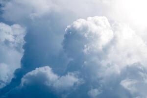 belle macchie di nuvole nel cielo. sfondi naturali per design, presentazioni, sfondi, ecc. fotografia di paesaggi con tema cloudscape foto