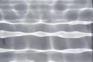 sovrapposizione di texture caustica dell'acqua. effetto ombra increspata dell'acqua. priorità bassa strutturata dell'onda astratta. superficie dell'acqua naturale chiara, pulita e brillante. foto