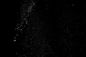 le particelle bianche su sfondo nero che rappresentano una nevicata. riprese in sovrapposizione sulla neve per dare un effetto gelido o invernale alla presentazione video.