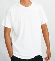 mockup di t-shirt in colore bianco. un uomo che indossa una maglietta per un catalogo di abbigliamento mockup. grafica mockup dalla vista frontale. foto