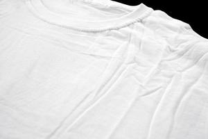 dettagli in tessuto t-shirt bianca per modelli di badge. t-shirt semplice con sfondo nero per l'anteprima del design.