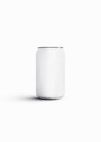 design mockup in alluminio vuoto per il marchio e la promozione delle bevande. bevanda packaging design in realistico isolato su sfondo bianco.