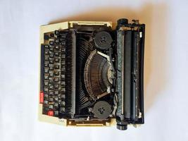 l'aspetto dettagliato della vecchia macchina da scrivere usata in passato. la vecchia macchina da scrivere ancora in buone condizioni. foto