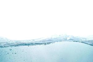 la superficie ondulata dell'acqua dalla vista laterale. la vista laterale della superficie dell'acqua isolata su bianco. struttura astratta della natura liquida. foto