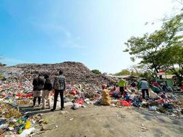 ponorogo, indonesia 2021 - persone che smistano e raccolgono in discarica foto