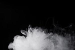 fumo bianco su sfondo nero per effetto di sovrapposizione. un effetto fumo realistico per creare una sfumatura intensa in una foto