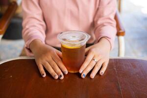 una signora si gode il suo drink in un ristorante di vibrazioni tradizionali. vibrazioni estive in indonesia. foto