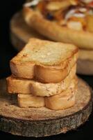 un mucchio di pane bianco tostato sulla paletta di legno. uno scatto della colazione occidentale adatta per pubblicità o presentazione. foto