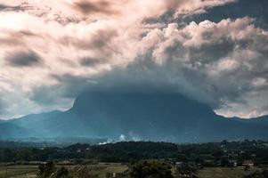 Vista della montagna di doi luang chiang dao con raggio di sole splendente e nuvole coperte di sera foto