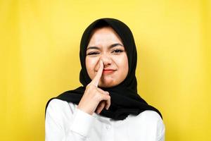 primo piano bella giovane donna musulmana civettuola isolata foto