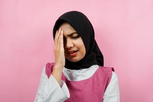 primo piano di una giovane e bella donna musulmana stressata, in preda al panico, scioccata, isolata foto