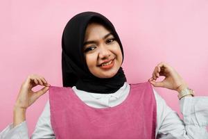 primo piano di bella giovane donna musulmana con le mani che tengono i vestiti isolati foto