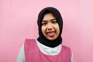 primo piano di bella giovane donna musulmana isolata
