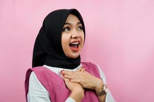 primo piano di bella giovane donna musulmana sorpresa, espressione wow, isolata foto