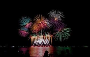 fuochi d'artificio al mare di notte per la celebrazione del capodanno foto