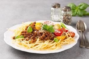 spaghetti alla bolognese conditi con carne macinata foto