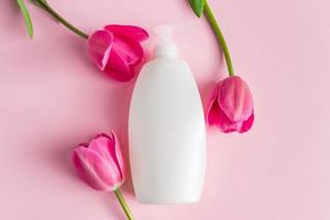 cosmetici per cure termali su sfondo rosa foto