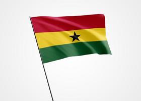 bandiera del ghana che vola in alto sullo sfondo bianco isolato. 06 marzo festa dell'indipendenza del ghana. collezione di bandiere nazionali mondiali collezione di bandiere nazionali mondiali foto
