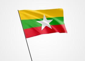 bandiera del myanmar che vola alto sullo sfondo isolato. 4 gennaio giorno dell'indipendenza del myanmar. collezione di bandiere nazionali mondiali collezione di bandiere nazionali mondiali foto
