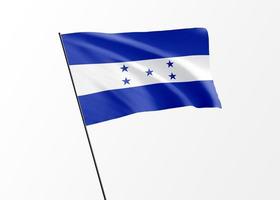 bandiera dell'honduras che vola in alto sullo sfondo isolato giorno dell'indipendenza dell'honduras. collezione di bandiere nazionali mondiali foto