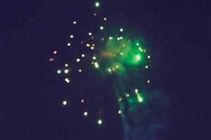 fuochi d'artificio colorati astratti per design banner inviti e biglietti di auguri. sfondo festivo capodanno con illustrazione vettoriale di fuochi d'artificio.
