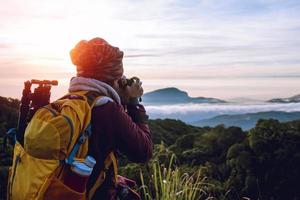 la giovane donna viaggia per fotografare la foschia marina sulla montagna. viaggiare rilassati. campagna tocco naturale. a chiangmai inthailand foto