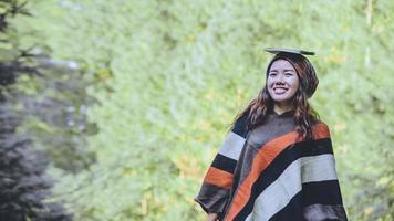 natura di viaggio della giovane donna. viaggia rilassati e metti il libro sulla testa. studio leggere un libro. educazione alla natura scrivere una nota al parco pubblico in inverno. foto